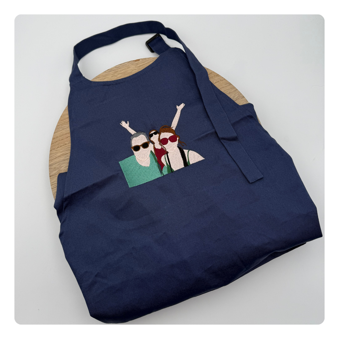 Blauw keukenschort met opgevulde geborduurde foto op de borst – uniek gepersonaliseerd ontwerp