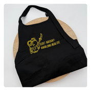 Zwart keukenschort met geborduurde Minions-illustratie en tekst – speelse personalisatie door Mbroidery