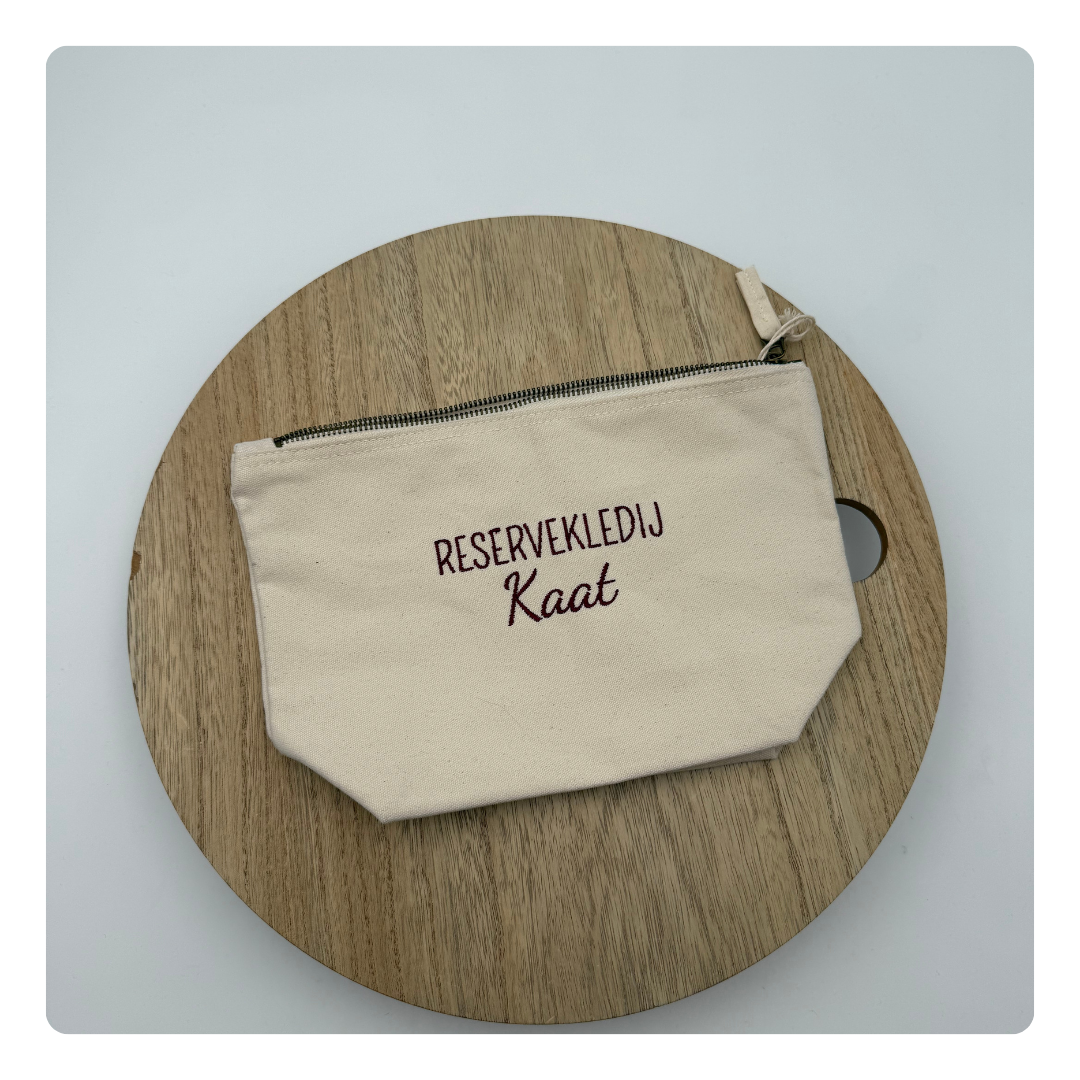 tasje voor reserve kledij met rits geborduurd met naam