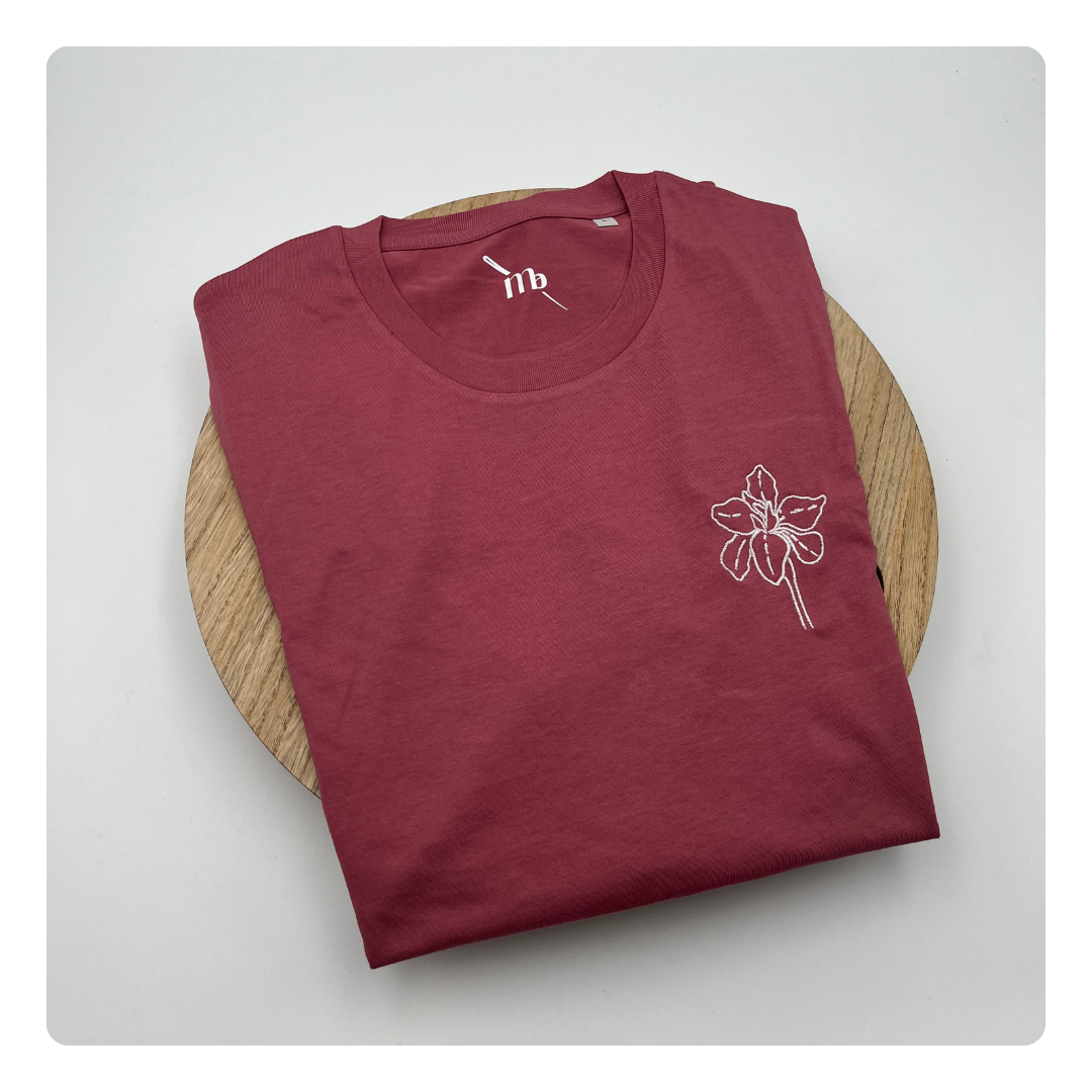 tshirt met lijntekening geborduurd op borst